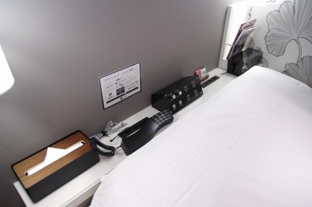 HOTEL KARUTA 赤坂(港区/ラブホテル)の写真『405号室　枕元の設備』by マーケンワン