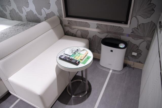 HOTEL KARUTA 赤坂(港区/ラブホテル)の写真『405号室　ソファーとテーブル、空気清浄機』by マーケンワン