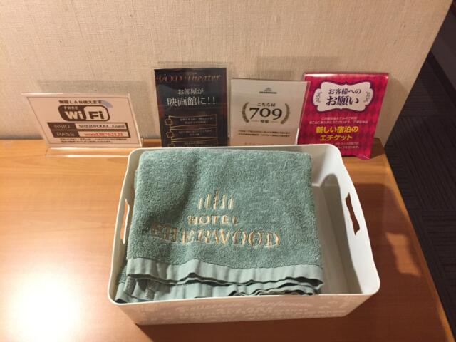 HOTEL SHERWOOD（シャーウッド）(台東区/ラブホテル)の写真『709号室 デスクの上に置かれたタオル等備品』by hireidenton
