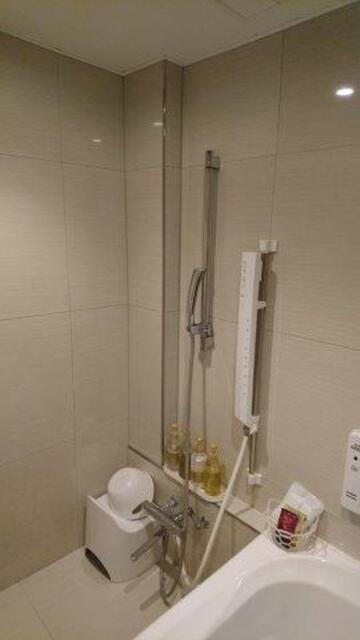 HEART HOTEL(渋谷区/ラブホテル)の写真『301号室（浴室奥からシャワー部分。スライド固定式ヘッドは壁向き）』by 格付屋