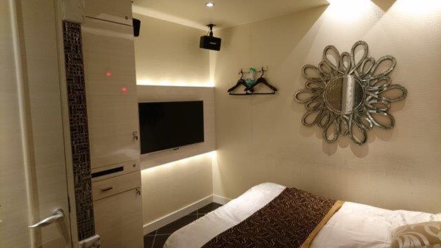 HEART HOTEL(渋谷区/ラブホテル)の写真『301号室（入口横から部屋奥方向）』by 格付屋