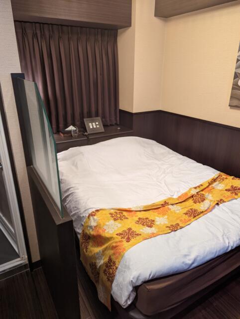ホテル ピュア・アジアン(墨田区/ラブホテル)の写真『304号室、入口からから見たベッド』by ふ～