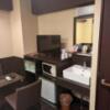 ホテル ピュア・アジアン(墨田区/ラブホテル)の写真『304号室、入り口から見た休憩スペース（二人で話せる机と椅子の近くに洗面台があります）』by ふ～