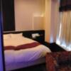 アペルト(豊島区/ラブホテル)の写真『705号室、入って右手にTVと応接、奥がベッド』by 弓使い
