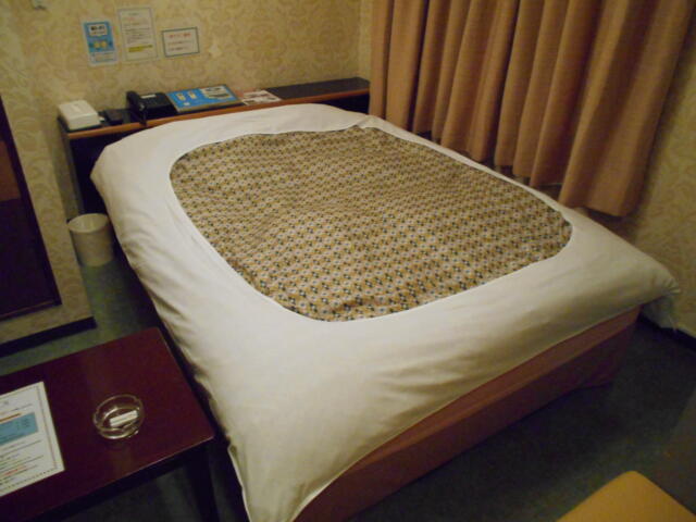 ホテルシティ(立川市/ラブホテル)の写真『403号室、ベッドは厚手の掛布団がありました。』by もんが～
