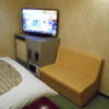 ホテルシティ(立川市/ラブホテル)の写真『403号室、テレビとソファー』by もんが～