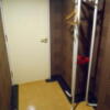ホテル アーカス(立川市/ラブホテル)の写真『405号室、入り口ドアとハンガーラック』by もんが～