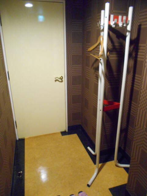 ホテル アーカス(立川市/ラブホテル)の写真『405号室、入り口ドアとハンガーラック』by もんが～