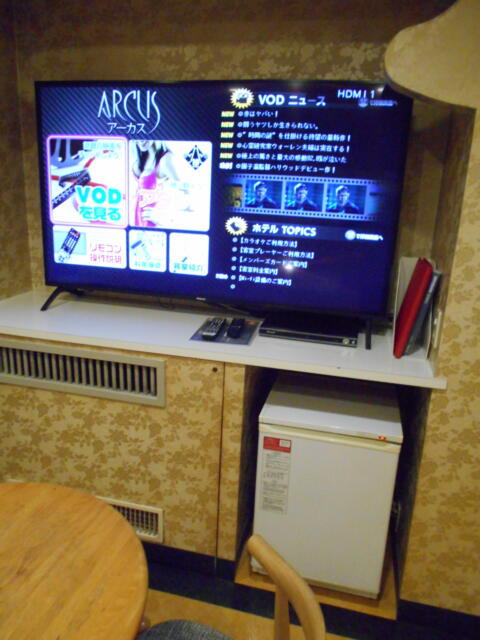 ホテル アーカス(立川市/ラブホテル)の写真『405号室、テレビと冷蔵庫など』by もんが～