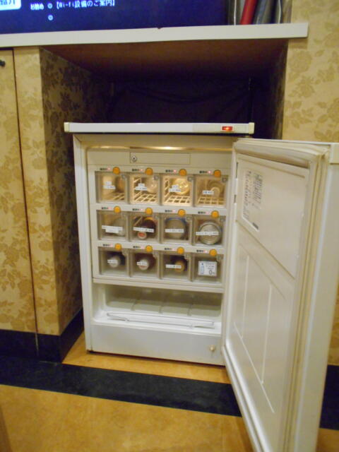 ホテル アーカス(立川市/ラブホテル)の写真『405号室、冷蔵庫、水一本がサービスとなっていました。』by もんが～