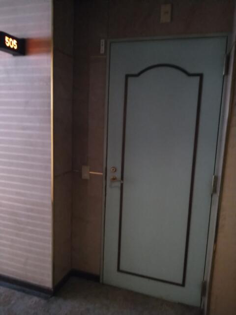ホテル 貮番館(墨田区/ラブホテル)の写真『505号室 部屋前。チャイムあり。廊下が暗すぎる』by なめろう