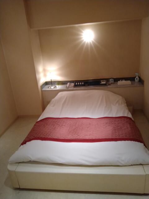 ホテル 貮番館(墨田区/ラブホテル)の写真『505号室 ベッド』by なめろう