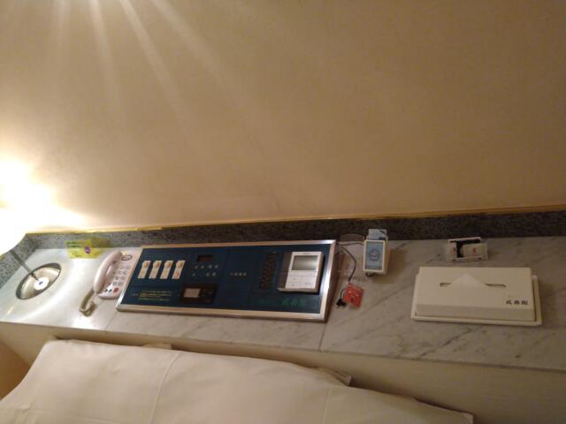 ホテル 貮番館(墨田区/ラブホテル)の写真『505号室 ベッド頭上の諸々。スイッチは機能していないものもあり。スマホの充電コードは使えました。』by なめろう