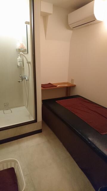レンタルルーム ROOMS(新宿区/ラブホテル)の写真『２号室 － 室内全景。ベッドとシャワーで占められていますが、プレイするには十分。』by _Yama