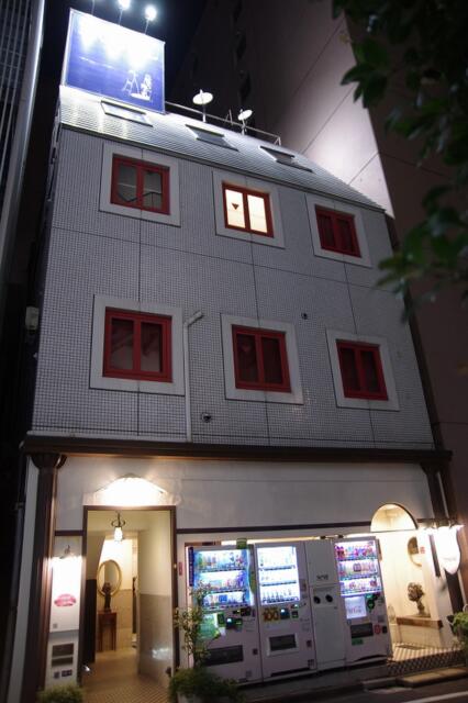 HOTEL Young Inn.(ヤング イン)(新宿区/ラブホテル)の写真『夜の外観』by マーケンワン