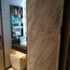 HOTEL VARKIN 池袋西口店(豊島区/ラブホテル)の写真『501号室（水回りゾーン右手が浴室、正面左に洗面台とトイレ）』by 格付屋