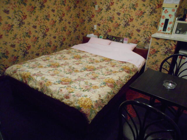 ホテル アーカス(立川市/ラブホテル)の写真『303号室、ベッド』by もんが～