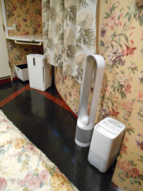 ホテル アーカス(立川市/ラブホテル)の写真『303号室、空気清浄機、加湿器、扇風機と全て揃っていました。』by もんが～