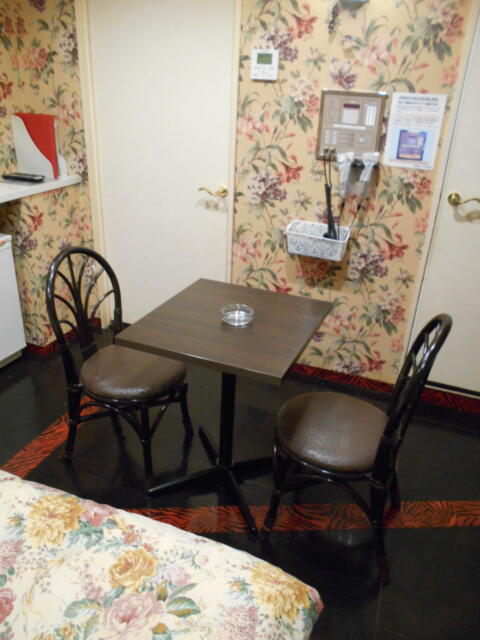 ホテル アーカス(立川市/ラブホテル)の写真『303号室、テーブルとチェアー』by もんが～