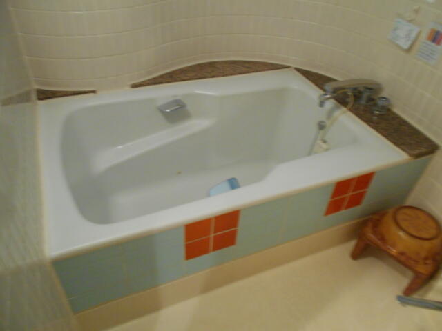 ホテル アーカス(立川市/ラブホテル)の写真『303号室、浴槽大きめです。』by もんが～