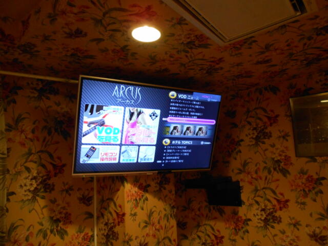 ホテル アーカス(立川市/ラブホテル)の写真『303号室、液晶テレビ』by もんが～