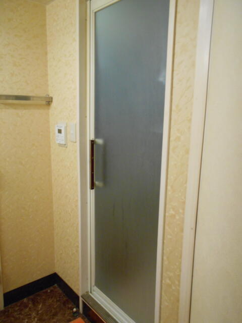 ホテル アーカス(立川市/ラブホテル)の写真『303号室、バスルームドア』by もんが～