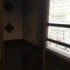 HOTEL Balibali ANNEX（バリバリアネックス）(品川区/ラブホテル)の写真『302号室(モデレート) ソファ横の荷物置き台と窓』by ACB48