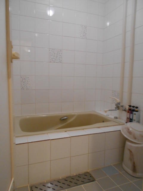 HOTEL MANOA GARDEN（マノアガーデン）(武雄市/ラブホテル)の写真『102号室のお風呂、お湯は天然温泉でヌルヌルしている。ちょっと狭め。』by 猫饅頭
