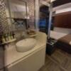 Hotel Queen(クィーン)(豊島区/ラブホテル)の写真『208号室の洗面台からベッド方向の室内全景』by angler