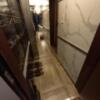 Hotel Queen(クィーン)(豊島区/ラブホテル)の写真『208号室のドアを開けたところ。自動点灯します。』by angler