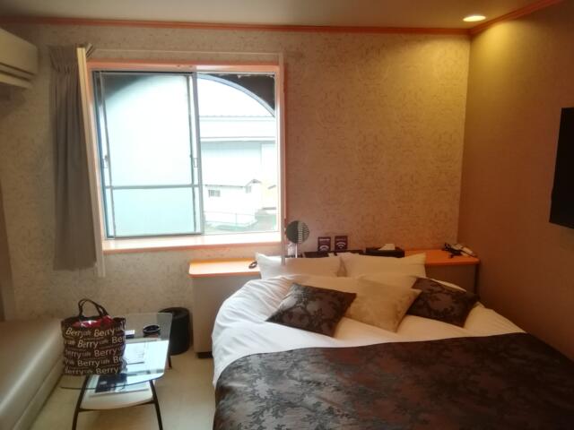HOTEL TIME(厚木市/ラブホテル)の写真『216号室、窓です。(22,6)』by キジ