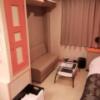 HOTEL TIME(厚木市/ラブホテル)の写真『216号室、応接コーナー。(22,6)』by キジ