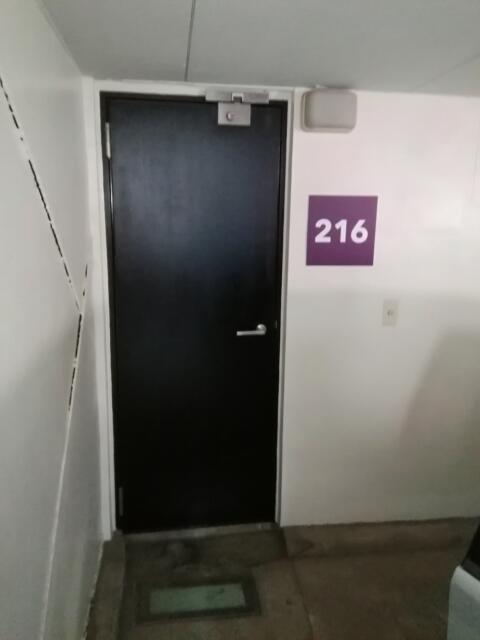 HOTEL TIME(厚木市/ラブホテル)の写真『216号室、駐車場からの入口です。(22,6)』by キジ