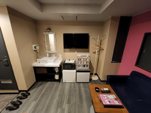 HOTEL RIO（リオ）(新宿区/ラブホテル)の写真『303号室、洗面台・ソファ』by イシバシ