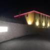 HOTEL SARASA（サラサ）(ひたちなか市/ラブホテル)の写真『夜の外観』by まさおJリーグカレーよ