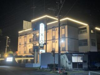 HOTEL XiO（エクシオ）(笠間市/ラブホテル)の写真『夜の外観』by まさおJリーグカレーよ
