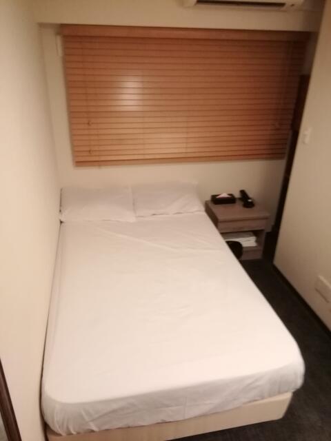 HOTEL Plaisir Akihabara(ホテルプレジール秋葉原)(千代田区/ラブホテル)の写真『202号室、入口から、即ベッドです。(22,6)』by キジ