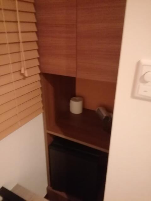 HOTEL Plaisir Akihabara(ホテルプレジール秋葉原)(千代田区/ラブホテル)の写真『202号室、枕元に謎のスペースです。(22,6)』by キジ