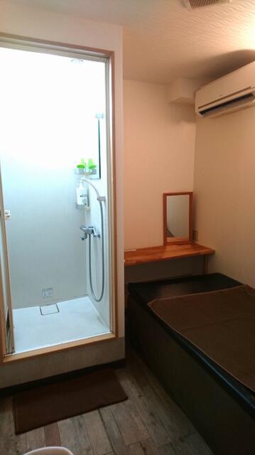 レンタルルーム ROOMS(新宿区/ラブホテル)の写真『３号室 － 室内全景。ほぼベッドとシャワーで終わりですが、オナクラ利用には十分。』by _Yama