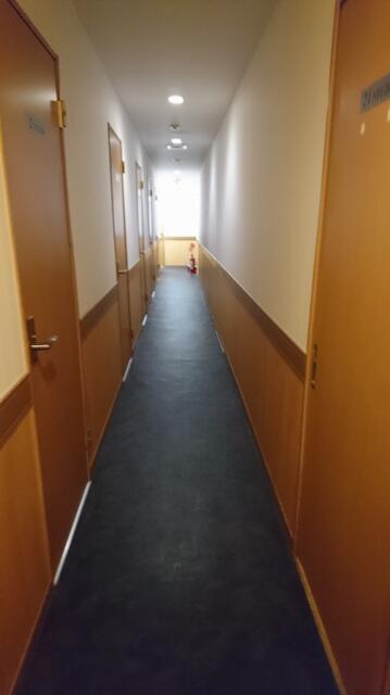 レンタルルーム ROOMS(新宿区/ラブホテル)の写真『廊下 － 見ての通りズラッと小部屋が並んでいます。』by _Yama