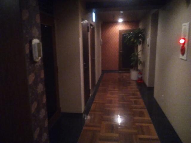 AKAIKUTSU(横浜市中区/ラブホテル)の写真『ホテル四階廊下』by イノシシのおっさん