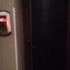 AKAIKUTSU(横浜市中区/ラブホテル)の写真『403号室(Bクラス)入り口』by イノシシのおっさん