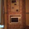 AKAIKUTSU(横浜市中区/ラブホテル)の写真『403号室(Bクラス)室内自動精算機(上)・電子レンジ(下)』by イノシシのおっさん