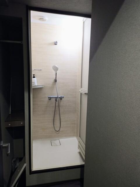 レンタルルーム Cheri (シェリ)(台東区/ラブホテル)の写真『405号室(室外共用シャワー)』by タンスにゴンゴン