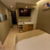ホテル 小山 (KOYAMA）(新宿区/ラブホテル)の写真『203号室　ベッド側からの室内全景　テレビの下に洗面台。コンパクトだけど便利。』by angler