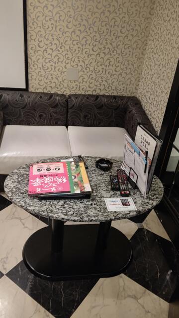 HOTEL EXE（エグゼ）(台東区/ラブホテル)の写真『212号室 テーブルとソファー』by エロスケ魔神