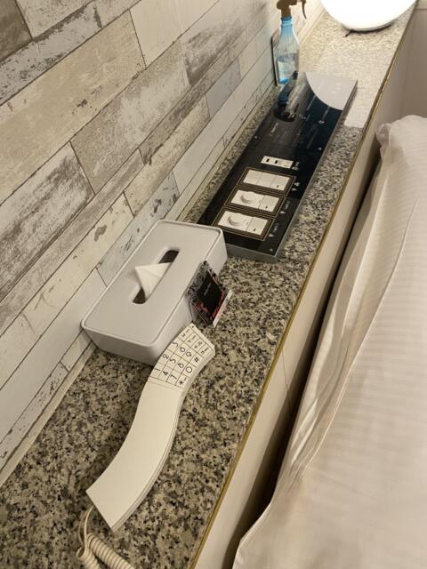 HOTEL R&N（レストアンドネスト）(蕨市/ラブホテル)の写真『303号室(ベッド傍スイッチ、ゴム、電話)』by こねほ