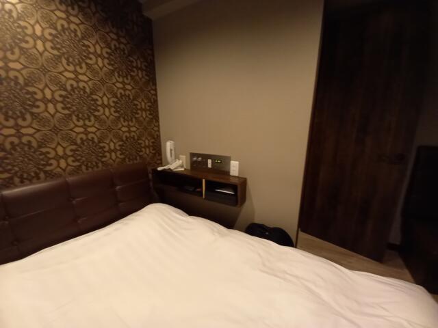 HOTEL ALLURE（アリュール）(渋谷区/ラブホテル)の写真『102号室　ベッドサイド　音響　空調　電話機なと』by angler