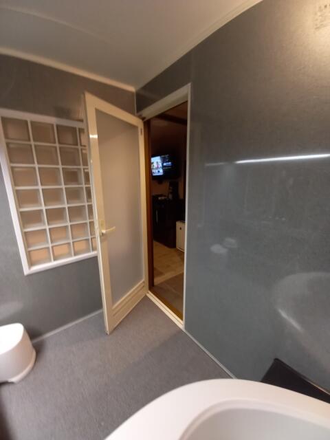 HOTEL ALLURE（アリュール）(渋谷区/ラブホテル)の写真『102号室　浴室からの室内』by angler