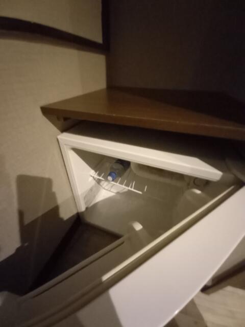 HOTEL ALLURE（アリュール）(渋谷区/ラブホテル)の写真『102号室　持ち込み用冷蔵庫　ミネラルウォーター一本あり。』by angler